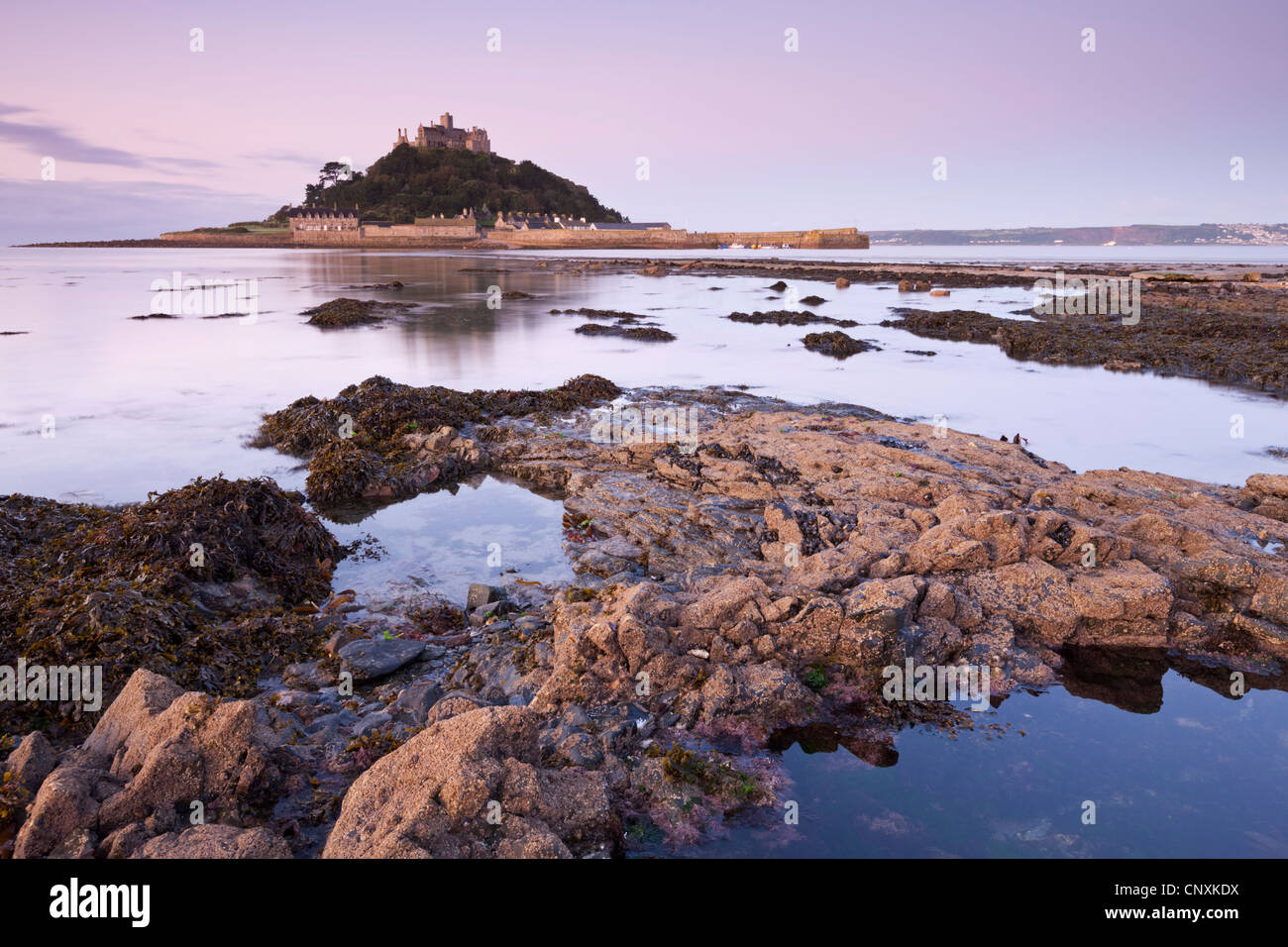 St Michaels Mount all'alba, Cornwall, Inghilterra. In autunno (settembre) 2011. Foto Stock