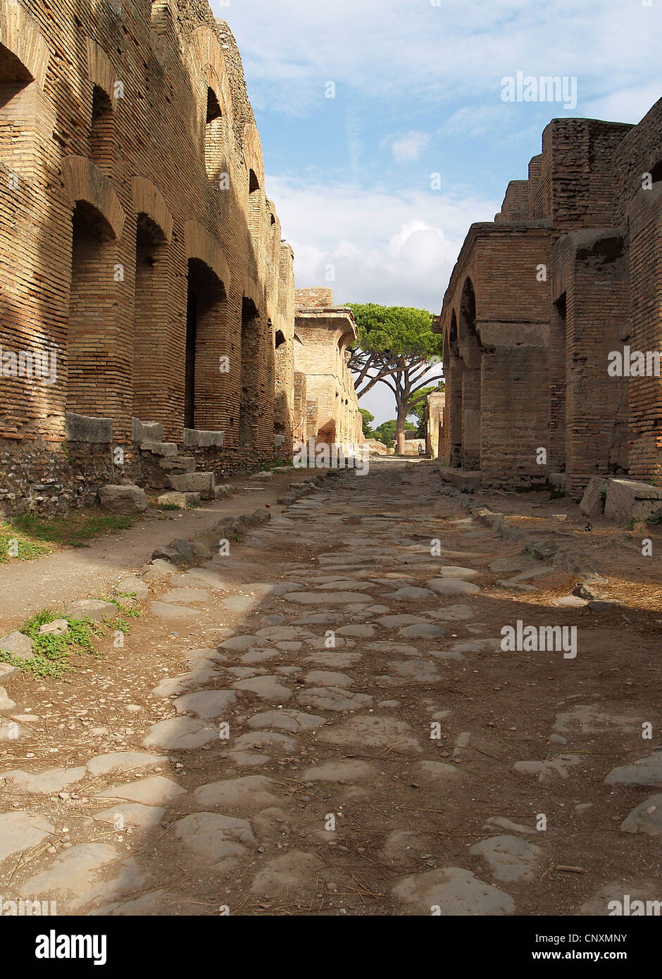 Magazzini e strada di ciottoli,Ostia Antica,Roma Foto Stock