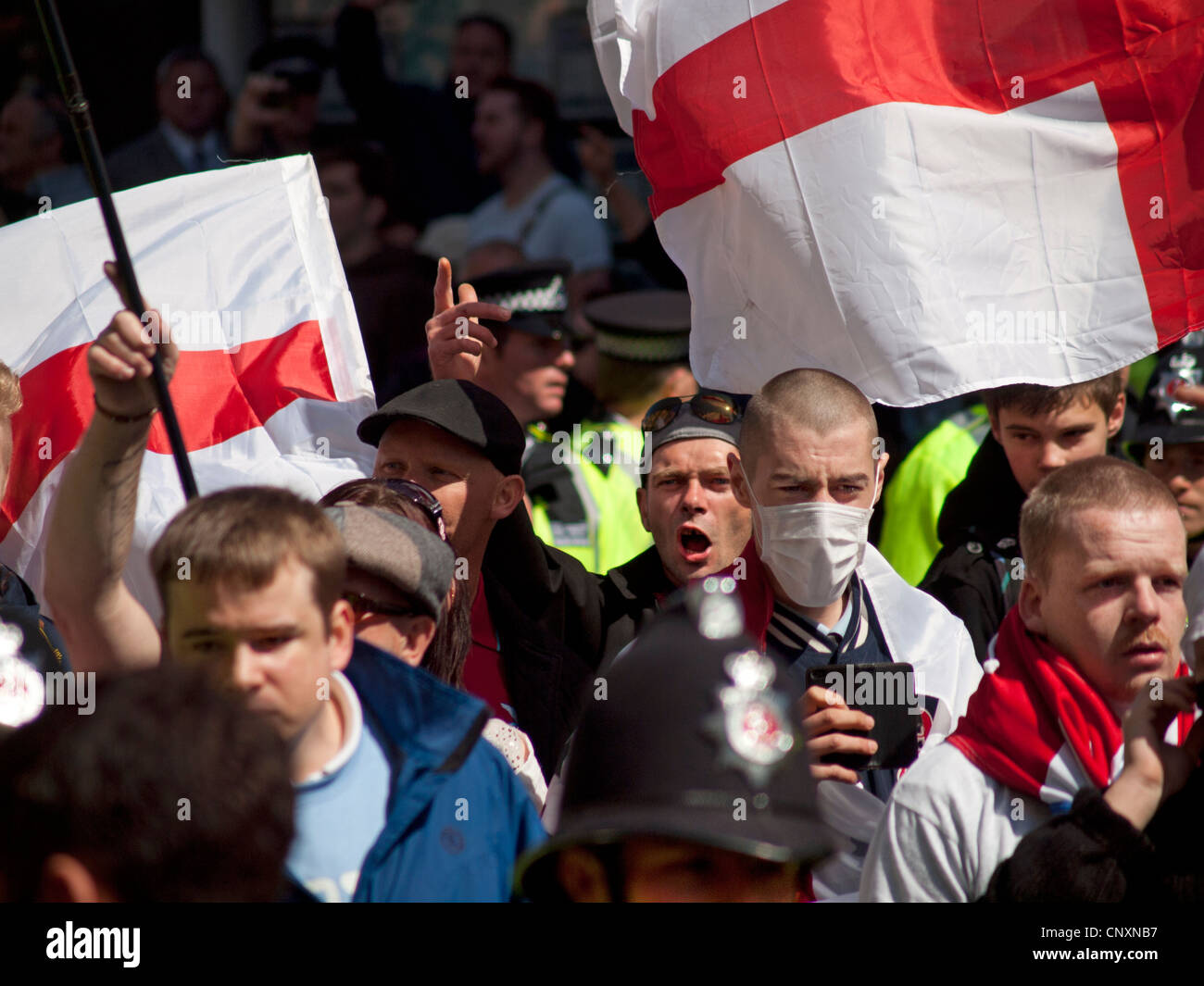 Sventolando bandiere un rally dell'EDL marche attraverso la Brighton Foto Stock