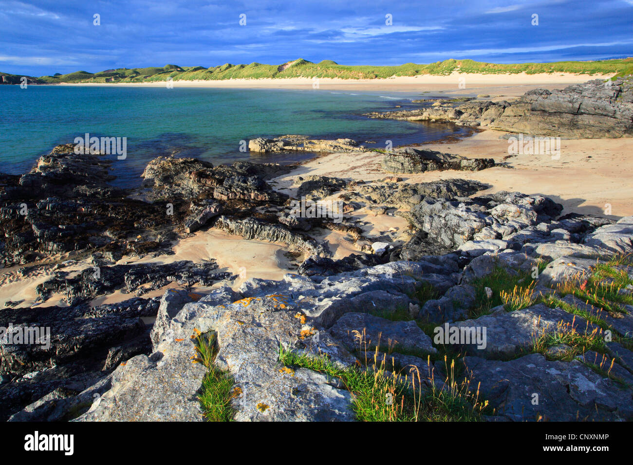 Spiaggia di sabbia e rocce, Regno Unito, Scozia, Sutherland, Balnakeil Bay Foto Stock