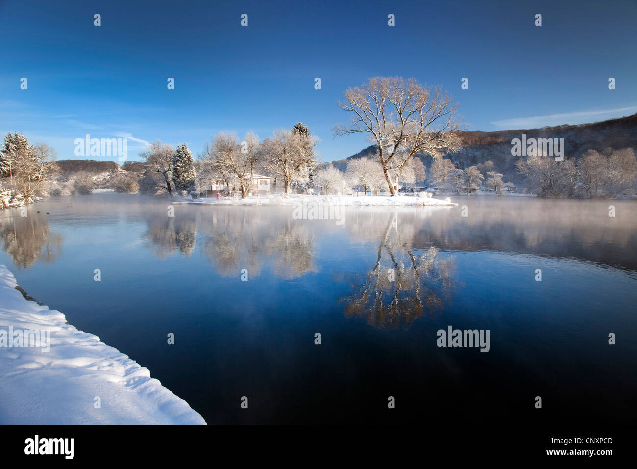 Fiume Ruhr in Bommern con la piccola isola in inverno, memorial Bergerdenkmal in background, in Germania, in Renania settentrionale-Vestfalia, la zona della Ruhr, Witten Foto Stock