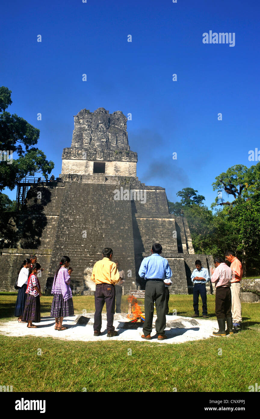 Gruppo di persone a un rito sciamaniche presso la piazza principale nella parte anteriore della piramide presso la piazza principale della città maya di Tikal, Guatemala, Tikal Foto Stock