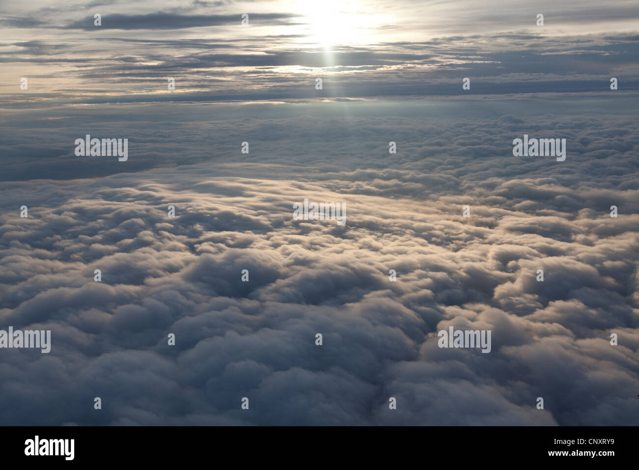 Una coperta di cloud da aeromobili con patch di luce solare Foto Stock