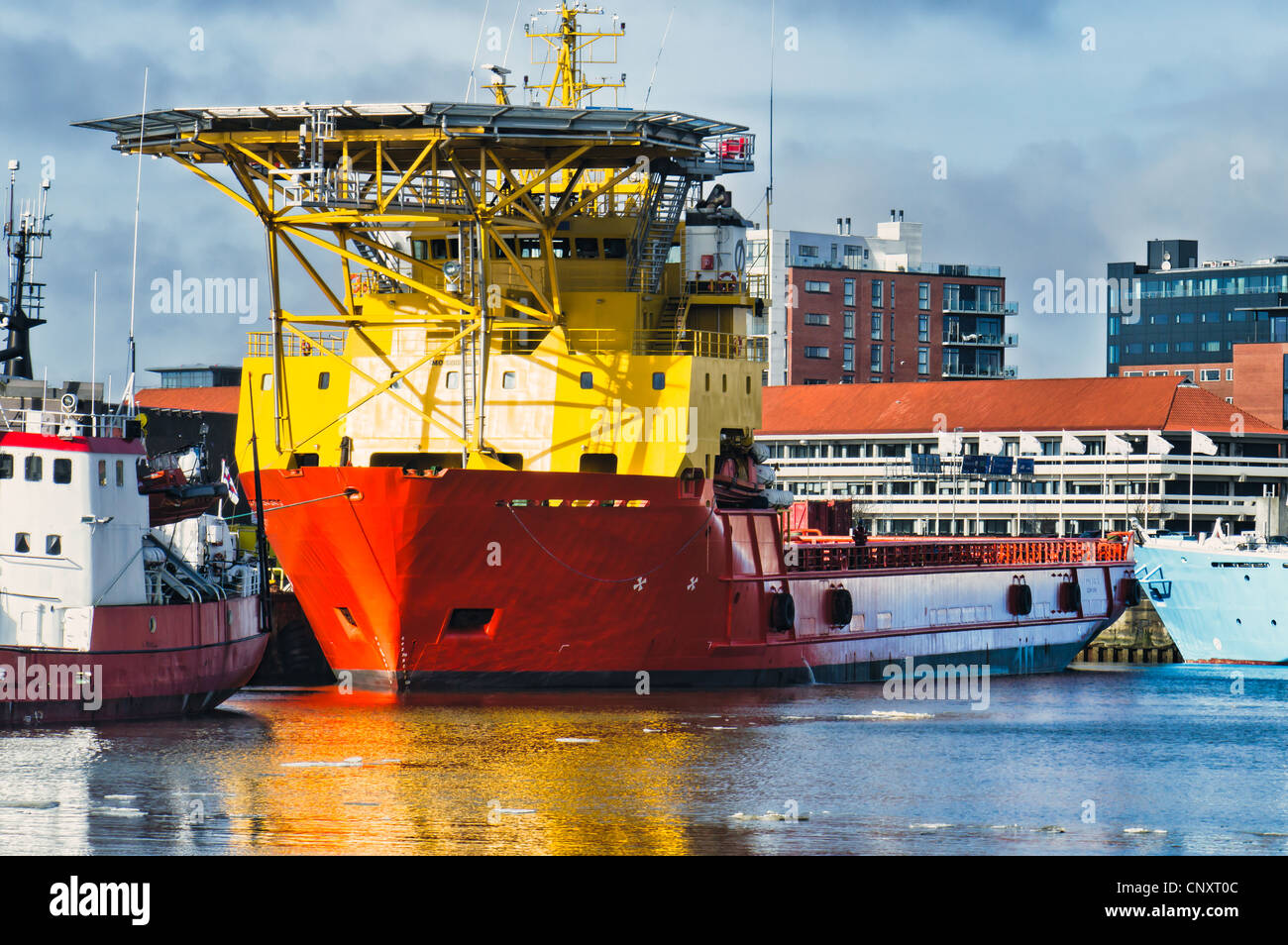 Alimentazione olio di navi nel porto di Esbjerg, Danimarca Foto Stock