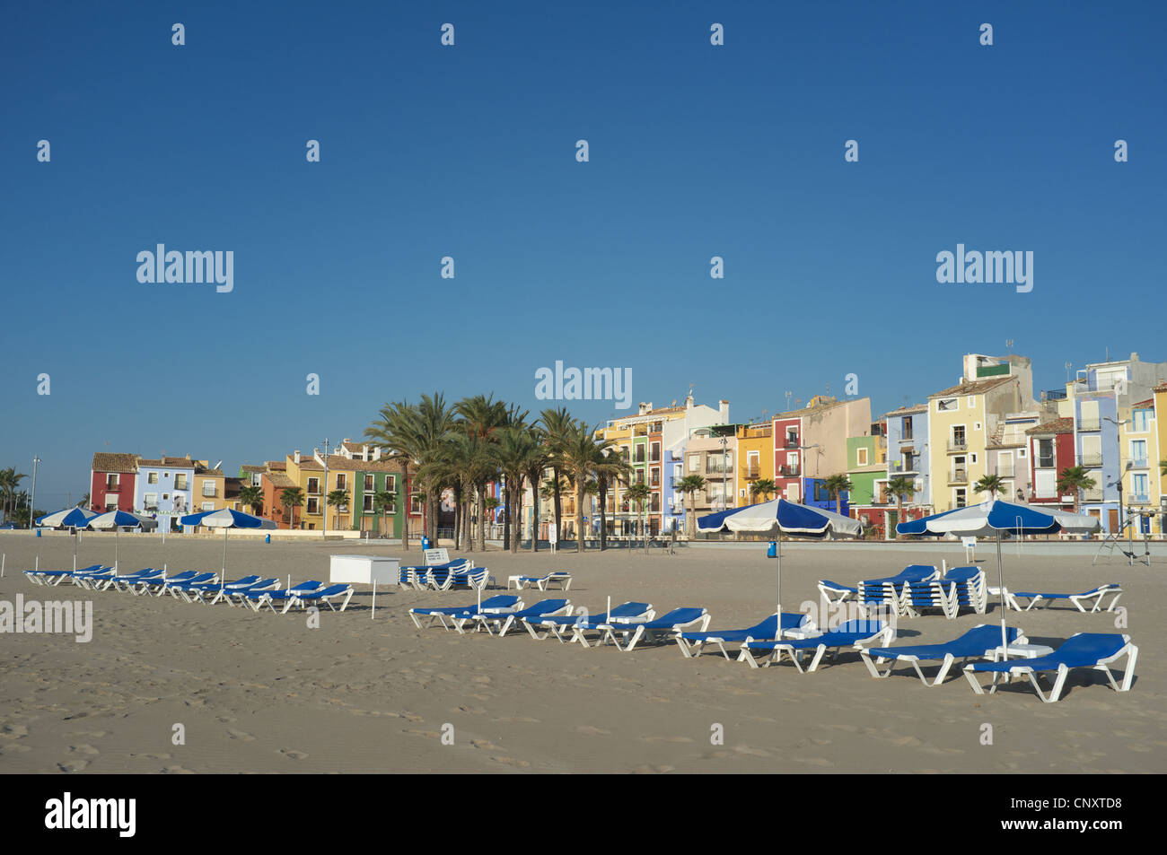 Villajoyosa beach contro lo sfondo del vecchio quartiere di pesca Foto Stock