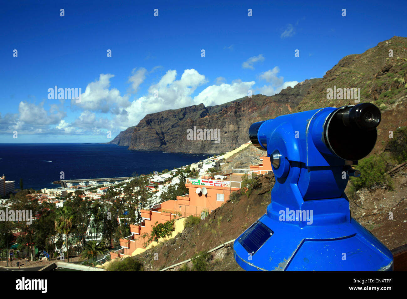 Punto di osservazione con il telescopio, Acantilado de los Gigantes in background, Isole Canarie, Tenerife, Los Gigantes Foto Stock