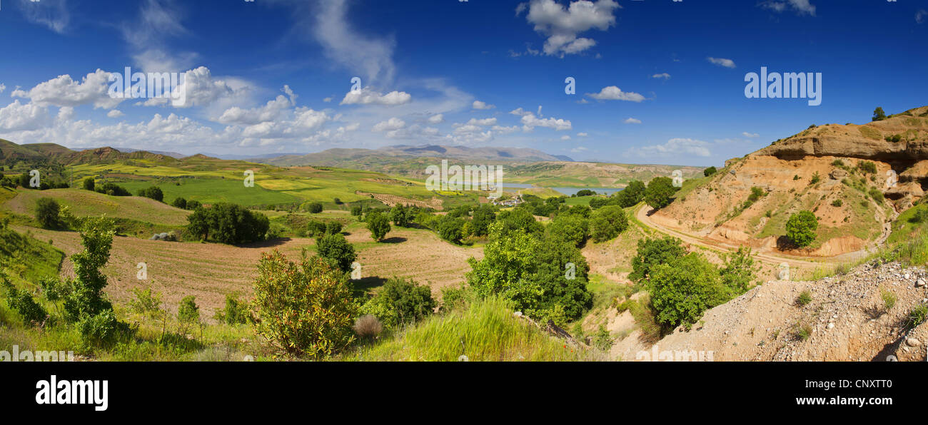 Boccola di rifiuti e paesaggio di roccia con il lago, Turchia, Adyaman, Karadut Foto Stock
