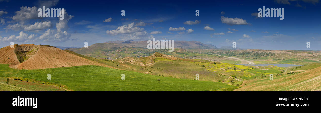 Boccola di rifiuti e paesaggio di roccia con il lago, Turchia, Adyaman, Karadut Foto Stock