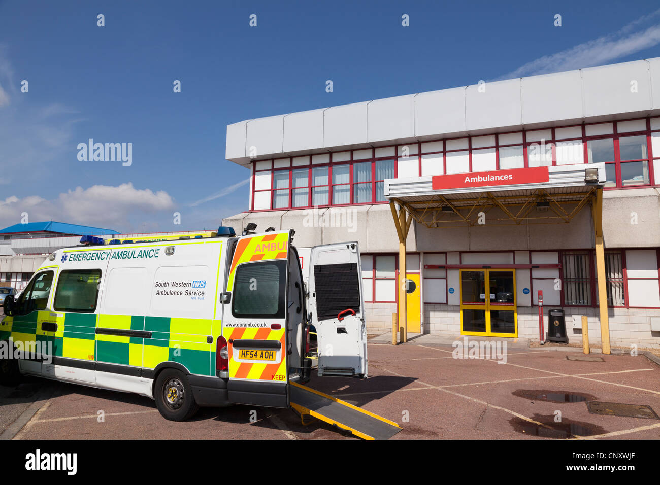 Le ambulanze di emergenza parcheggiata fuori incidente e dipartimento di emergenza del Royal Hospital di Bournemouth Foto Stock
