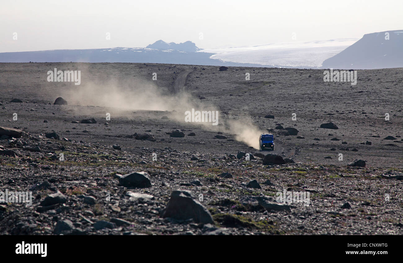 Veicolo fuoristrada su Kjoelur highland road, Islanda Foto Stock