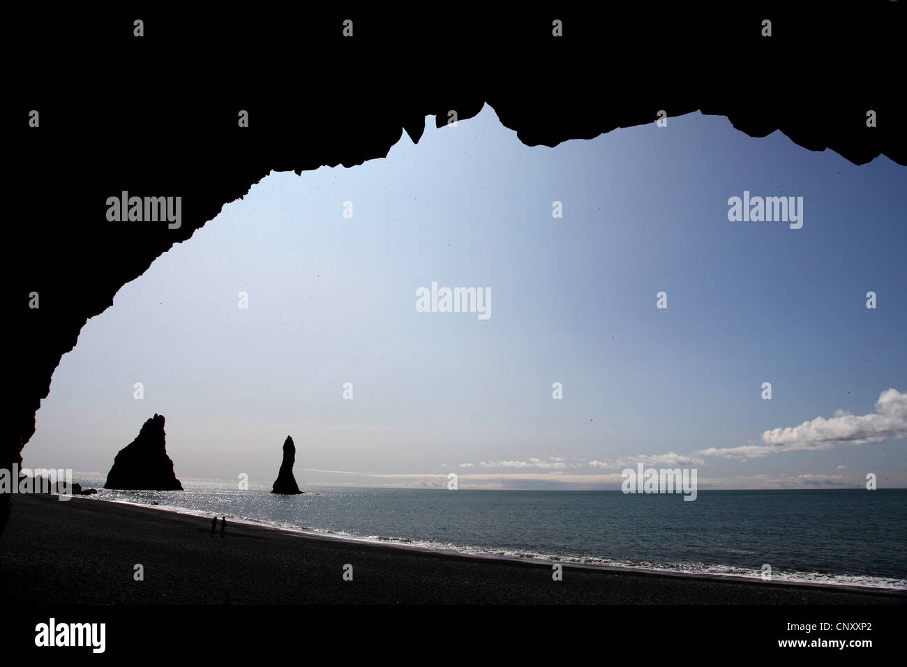 Reynisdrangar mare di basalto pile, Islanda, Kap Dyrholaey Foto Stock