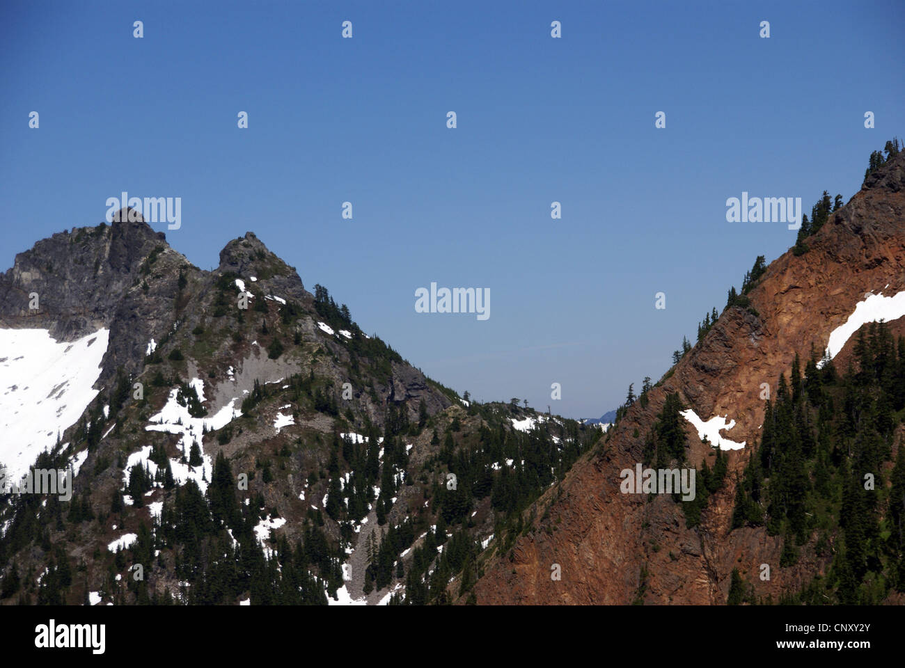 Esposta ripida parete rocciosa del Monte Rosso, Snoqualmie Pass,North Cascades, Washington Foto Stock