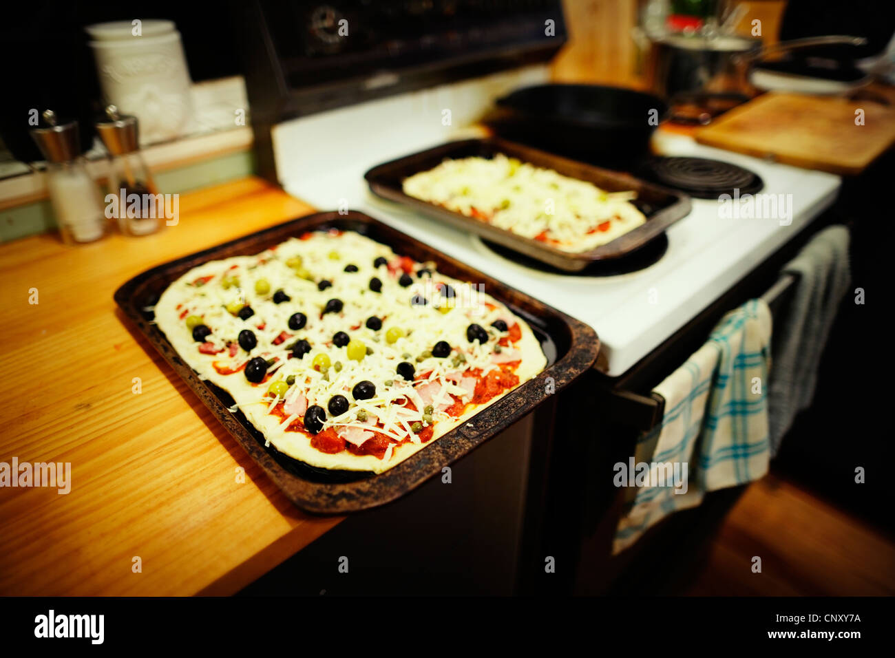In casa pizza pronta per andare in forno. Foto Stock
