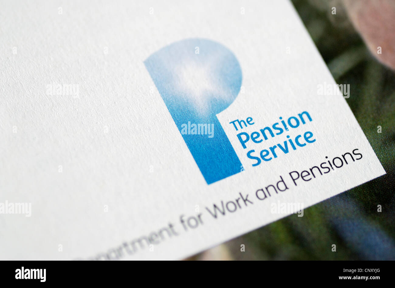 Nel Regno Unito il servizio pensione logo su un foglio illustrativo Foto Stock