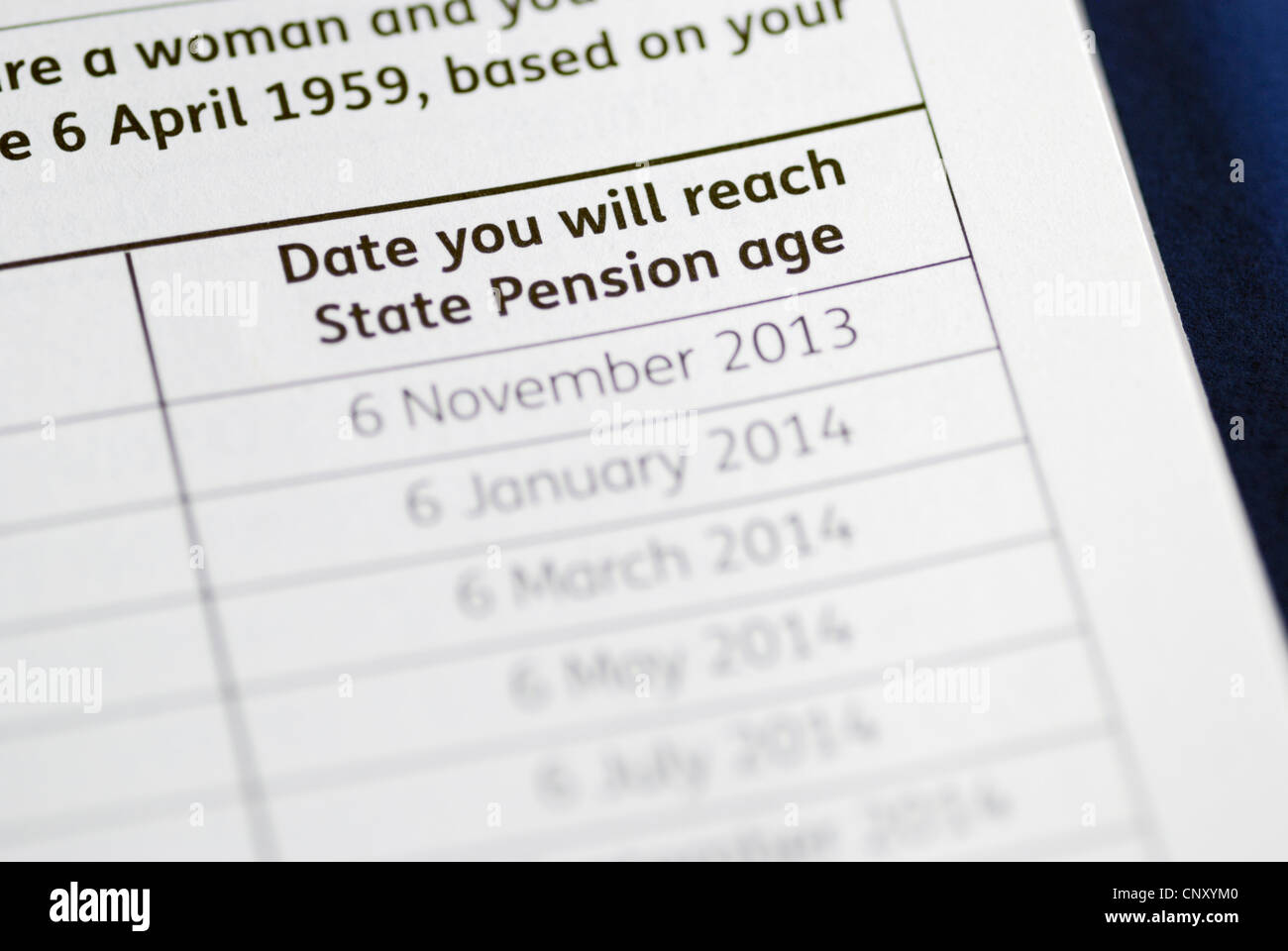 Un opuscolo che fornisce informazioni su quando si raggiunge lo stato dell'età di pensionamento Foto Stock
