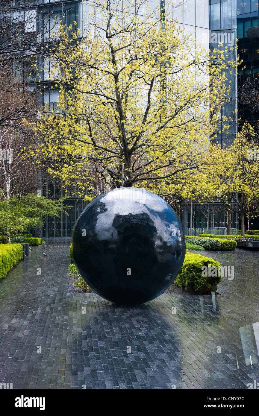 City Hall Southbank More Londra giardini scultura statua arte moderna grande lucido riflettente nero pietra palla albero alberi vetro ufficio blocco alberi Foto Stock