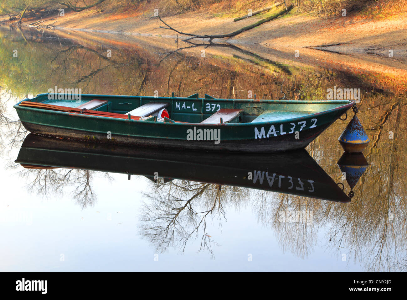 Barca a remi sulla riva di un acqua a un vecchio Reno paesaggio, Germania Foto Stock