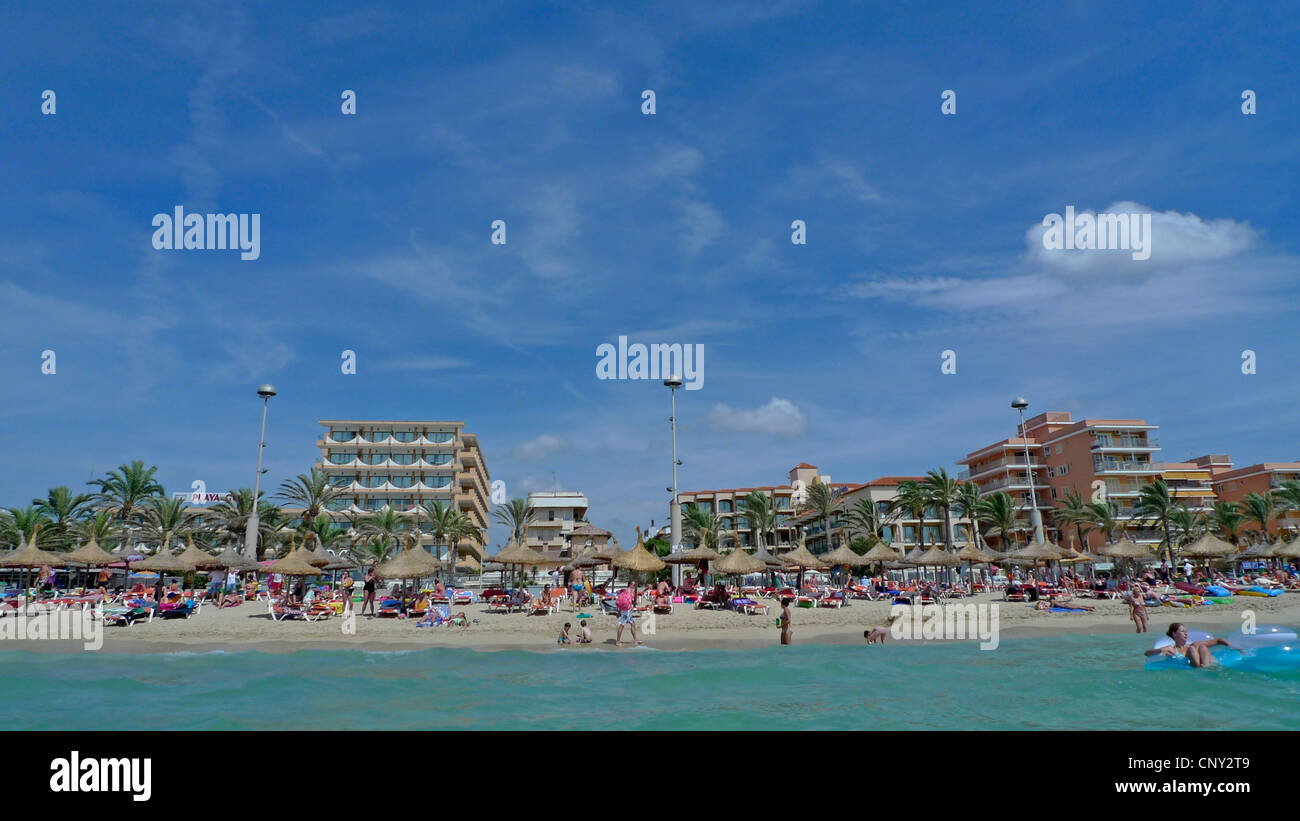 Vista dall'acqua ad una affollata spiaggia balneare, Spagna, Balearen, Mallorca, Palma Foto Stock