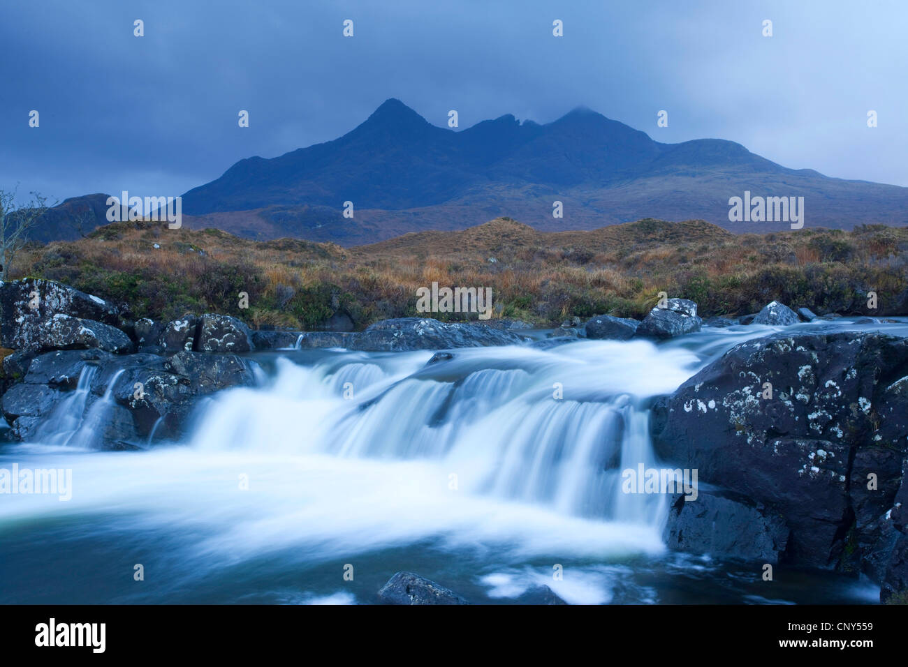 Fiume Sligachan con Red Cuillin in background, Regno Unito, Scozia, Isola di Skye Foto Stock