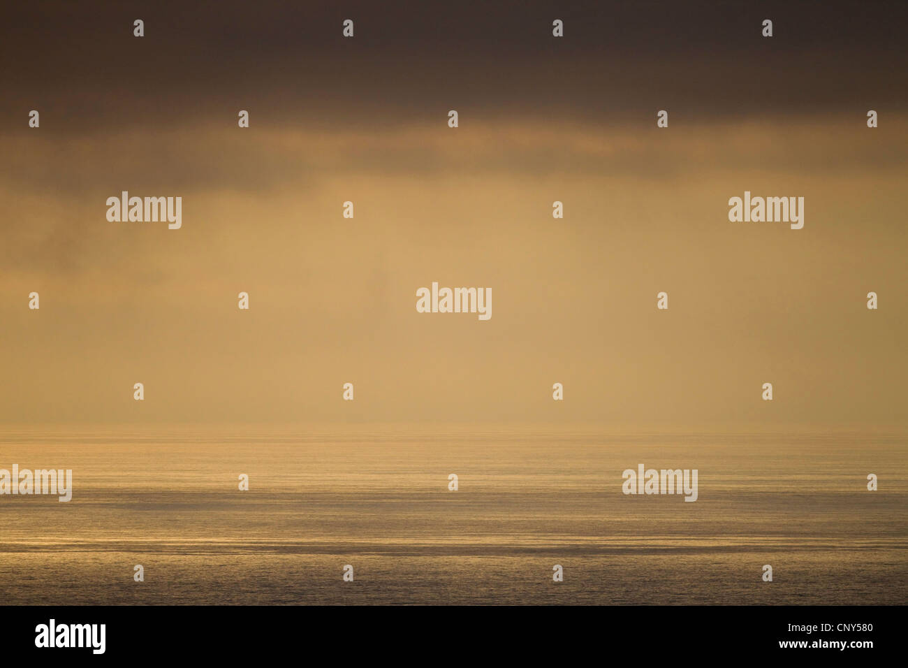 Luce drammatica oltre il mare al tramonto, Regno Unito, Scozia, isole Shetland, Hermaness Riserva Naturale Nazionale Foto Stock