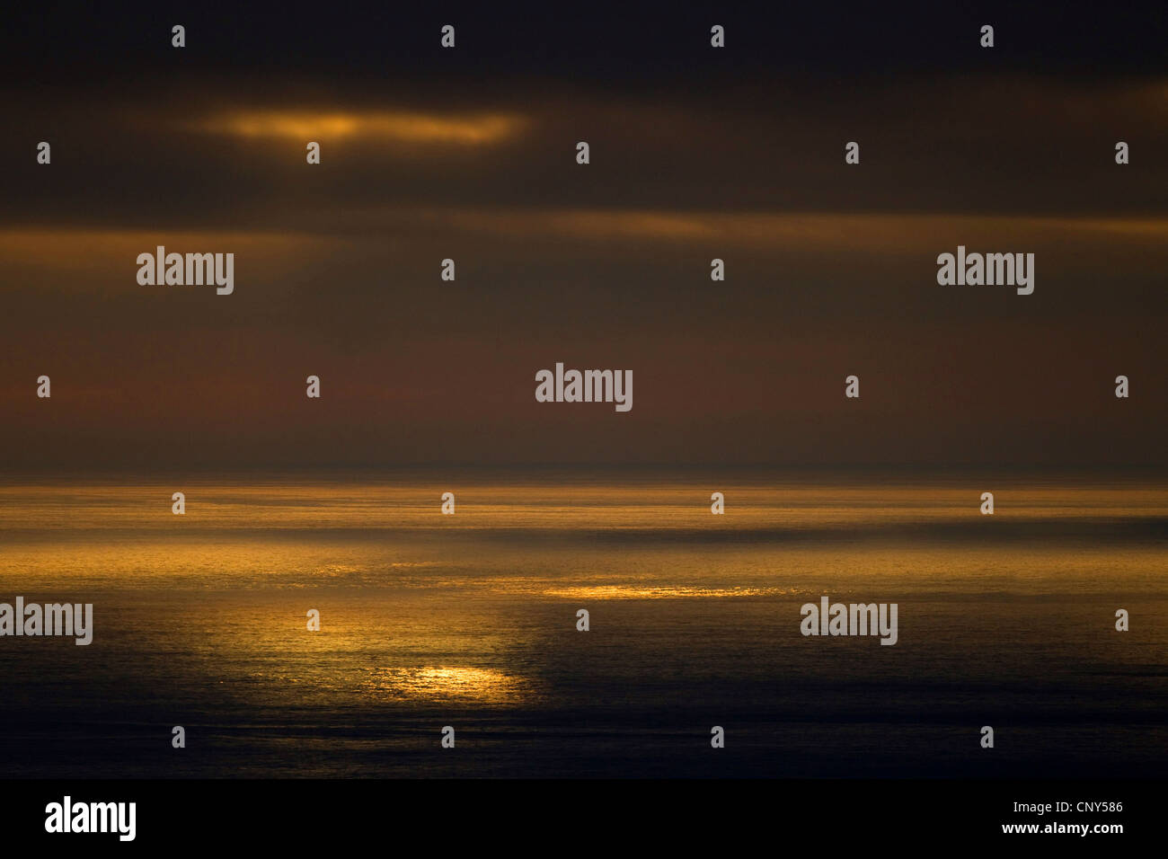 Luce drammatica oltre il mare al tramonto, Regno Unito, Scozia, isole Shetland, Hermaness Riserva Naturale Nazionale Foto Stock