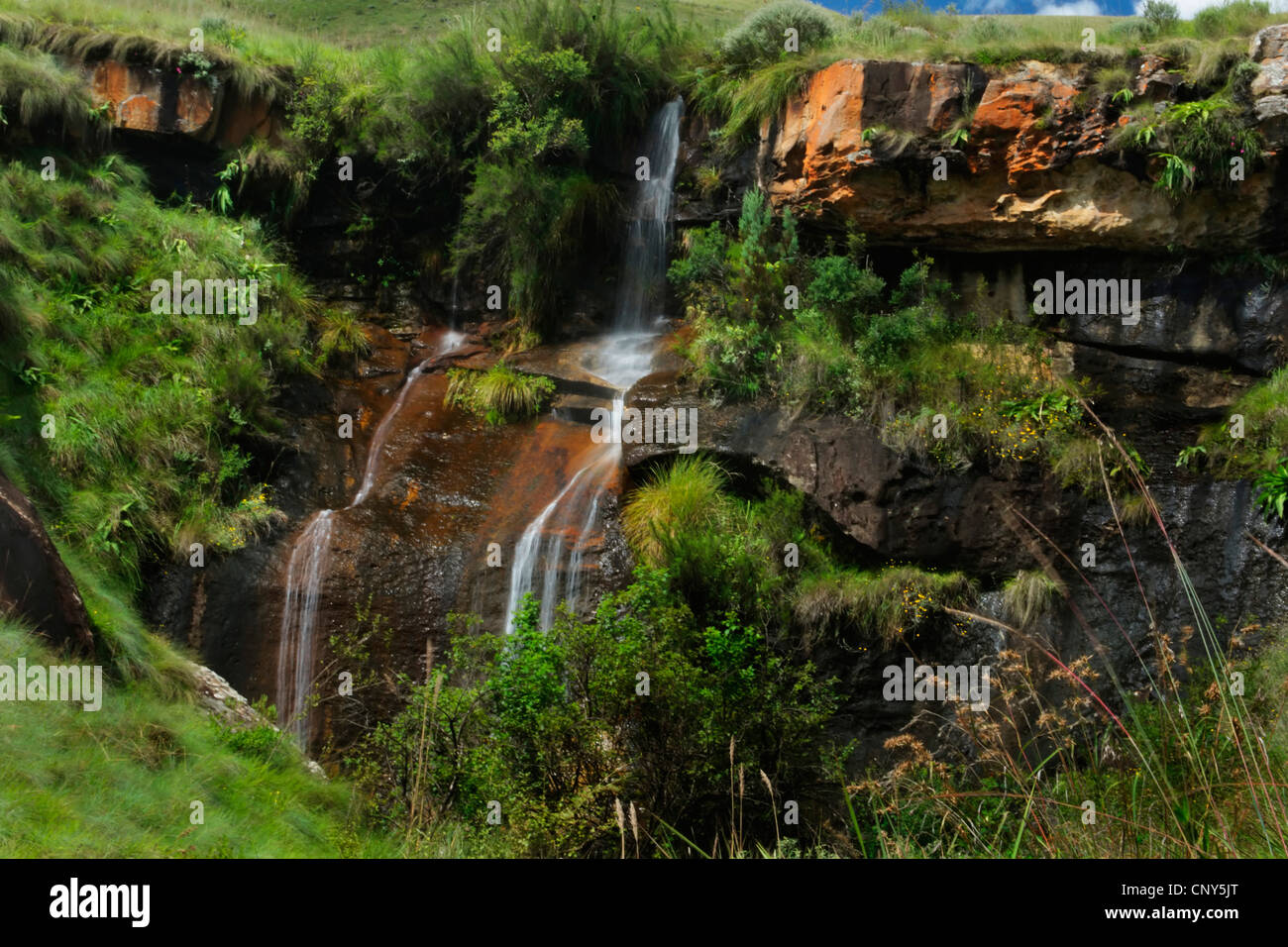 Cascata presso la montagna del fratello cruscotto (3.482 m) nel Drakensberg, Sud Africa, Kwa Zulu Natal, uKhahlamba-Drakensberg-Park , del fratello cruscotto Foto Stock