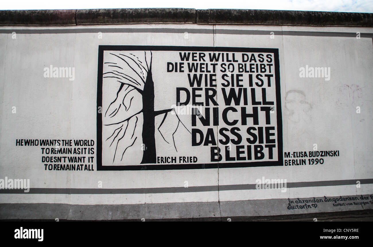 La East side gallery di murales sono la strada-arte a Berlino, dipinta su una propria parete di famosi Foto Stock