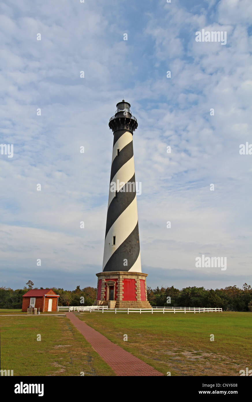 Diagonale le strisce bianche e nere segnano il Cape Hatteras lighthouse nella sua nuova posizione vicino alla città di Buxton sulla Banca Esterna Foto Stock