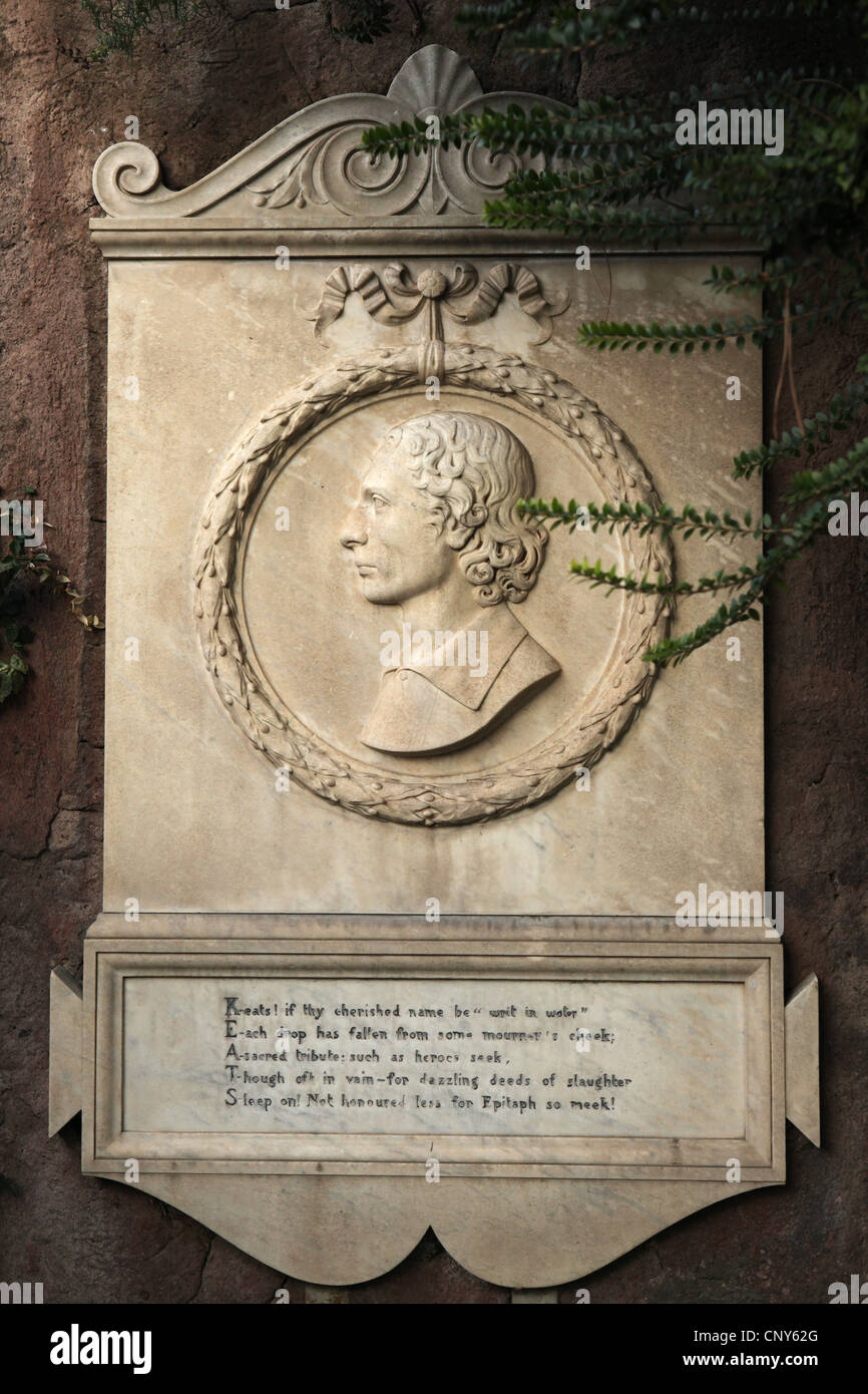 Una lapide commemorativa al poeta romantico inglese John Keats accanto alla sua tomba presso il Cimitero Protestante di Roma, Italia. Foto Stock