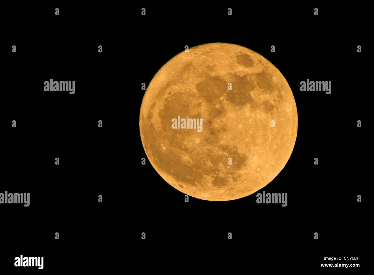 La luna piena in un cielo privo di nuvole Foto Stock