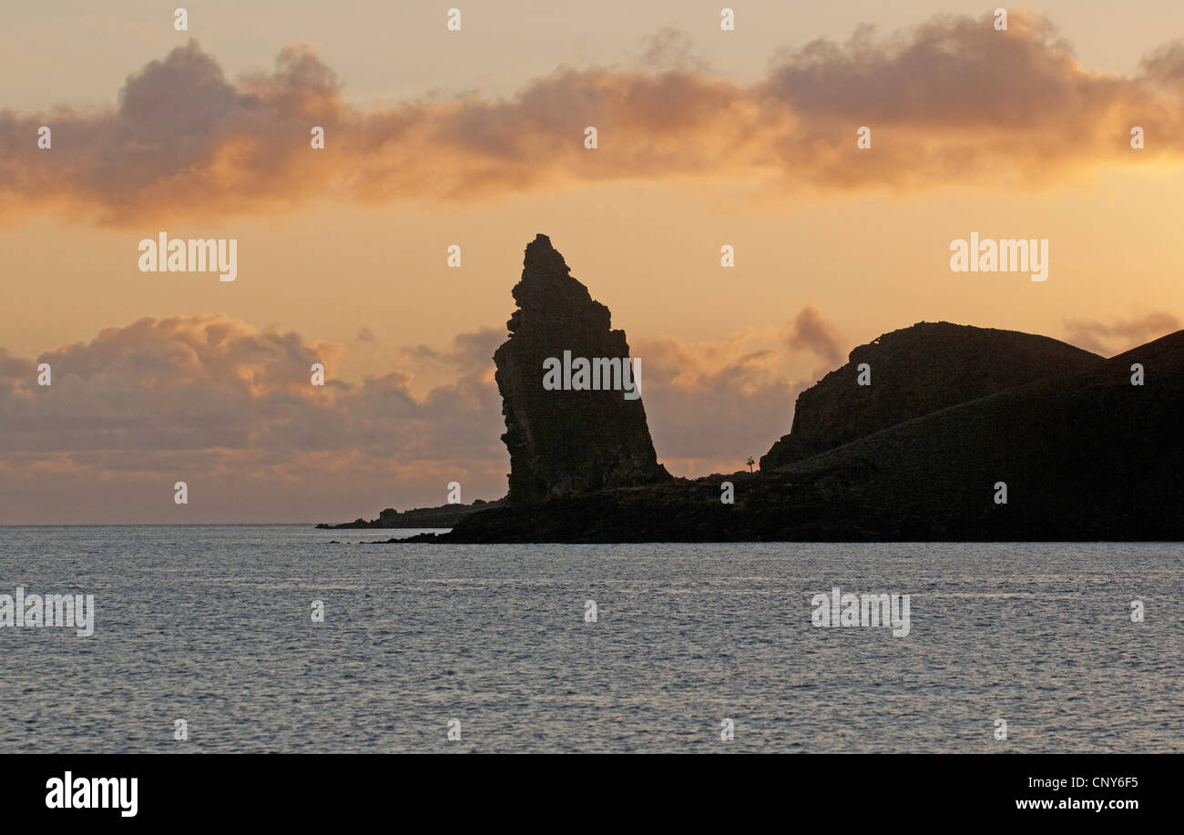 Pinnacolo di roccia su Bartolomé isola nella luce del mattino, Ecuador Isole Galapagos, Bartolome Foto Stock