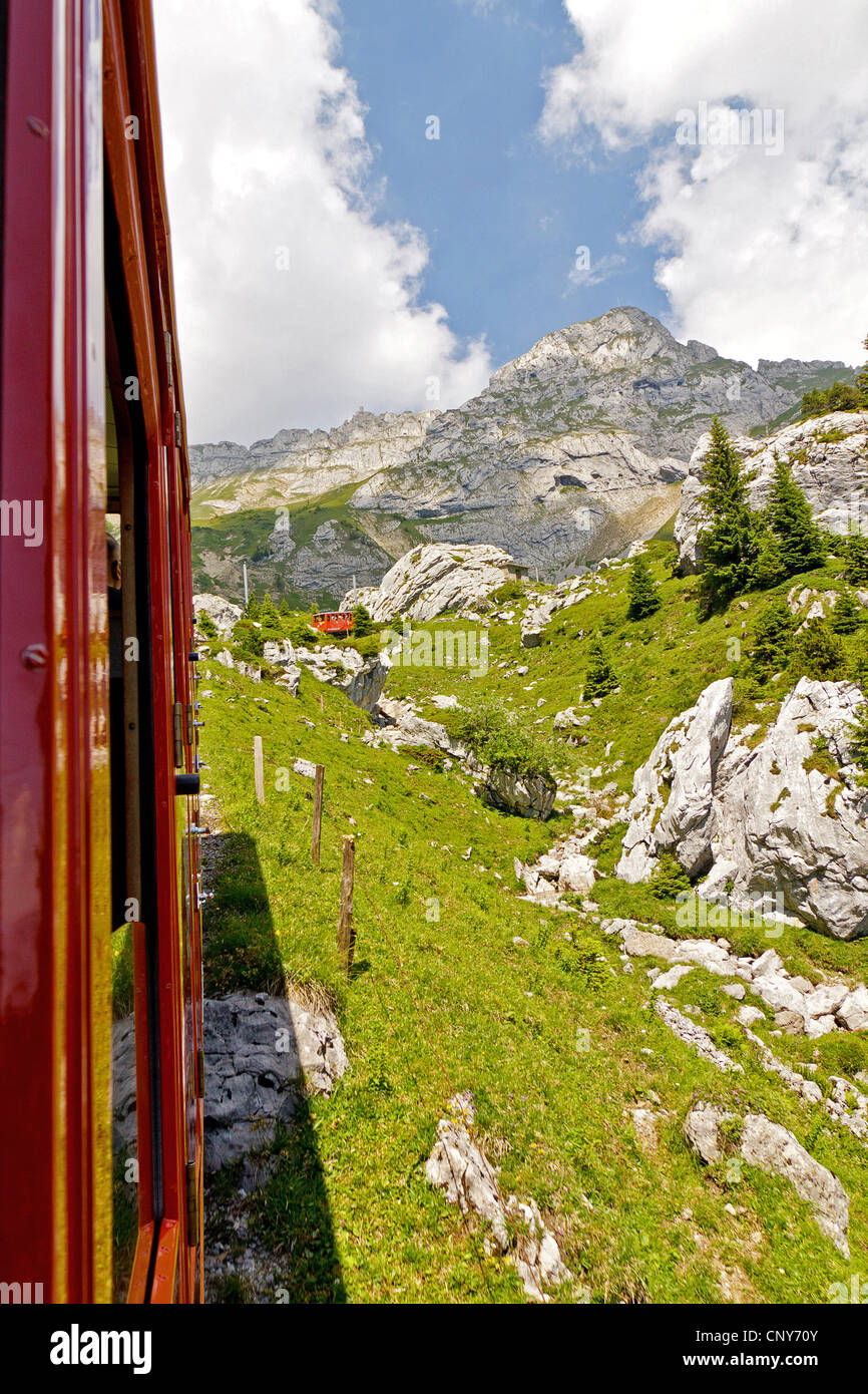 La vista del mondo la più ripida ferrovia dentata a Monte Pilatus, Svizzera, Lucerna, Pilatus Foto Stock