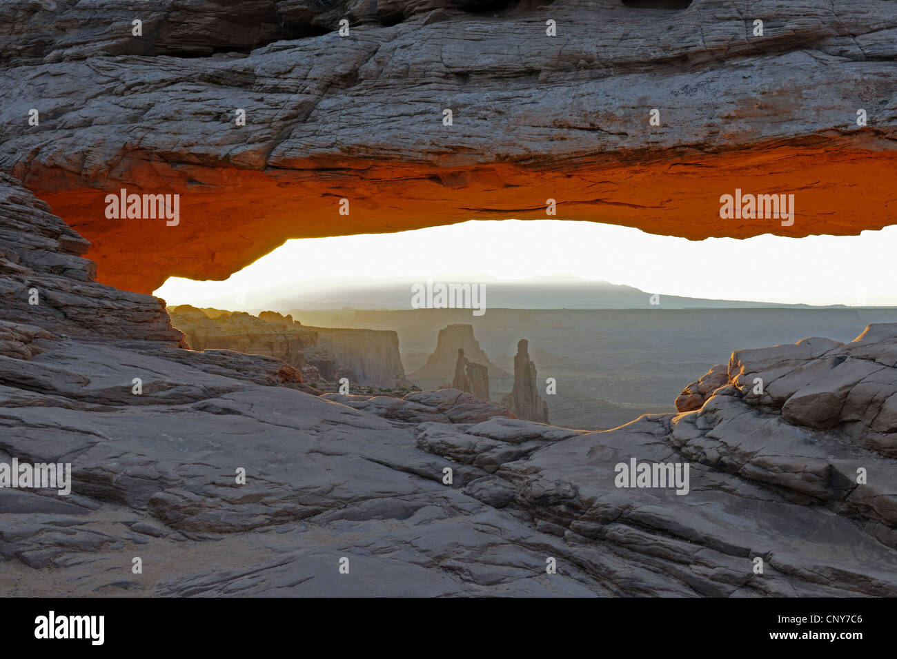 Mesa Arch a sunrise, USA Utah, il Parco Nazionale di Canyonlands Foto Stock