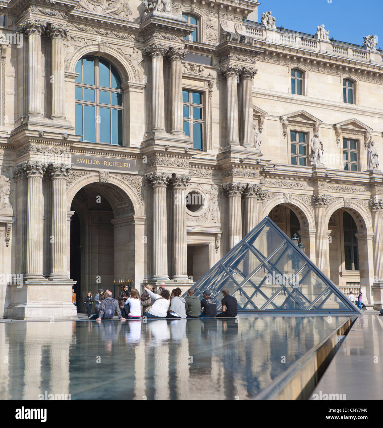 Piscina riflettenti nella parte anteriore del Pavillon Richelieu, Louvre Square Foto Stock