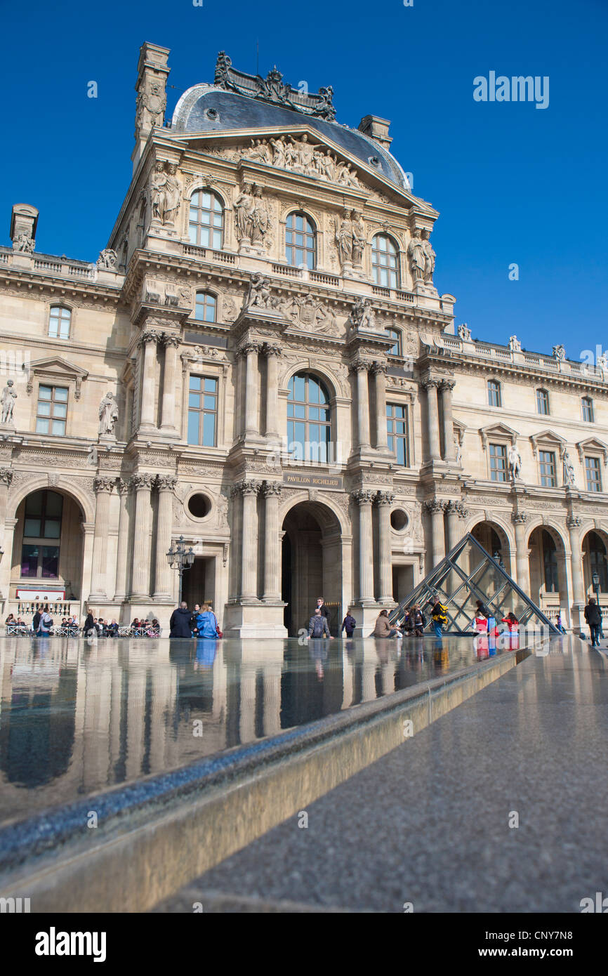 Piscina riflettenti nella parte anteriore del Pavillon Richelieu, Louvre Square Foto Stock