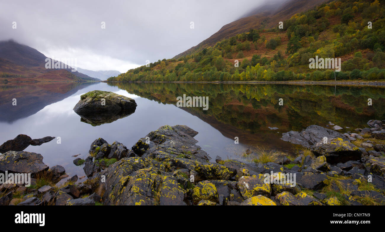 Le acque ancora di Loch Leven sul grigio di una giornata autunnale, Lochleven, altopiani, Scozia Foto Stock