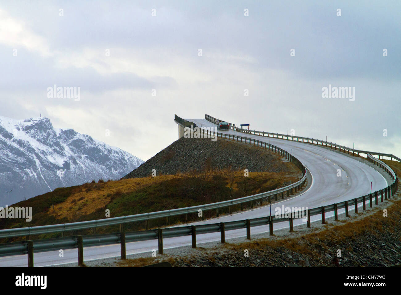 Atlantic road e il ponte di arco tra Kristiansund e Molde, Norvegia Foto Stock