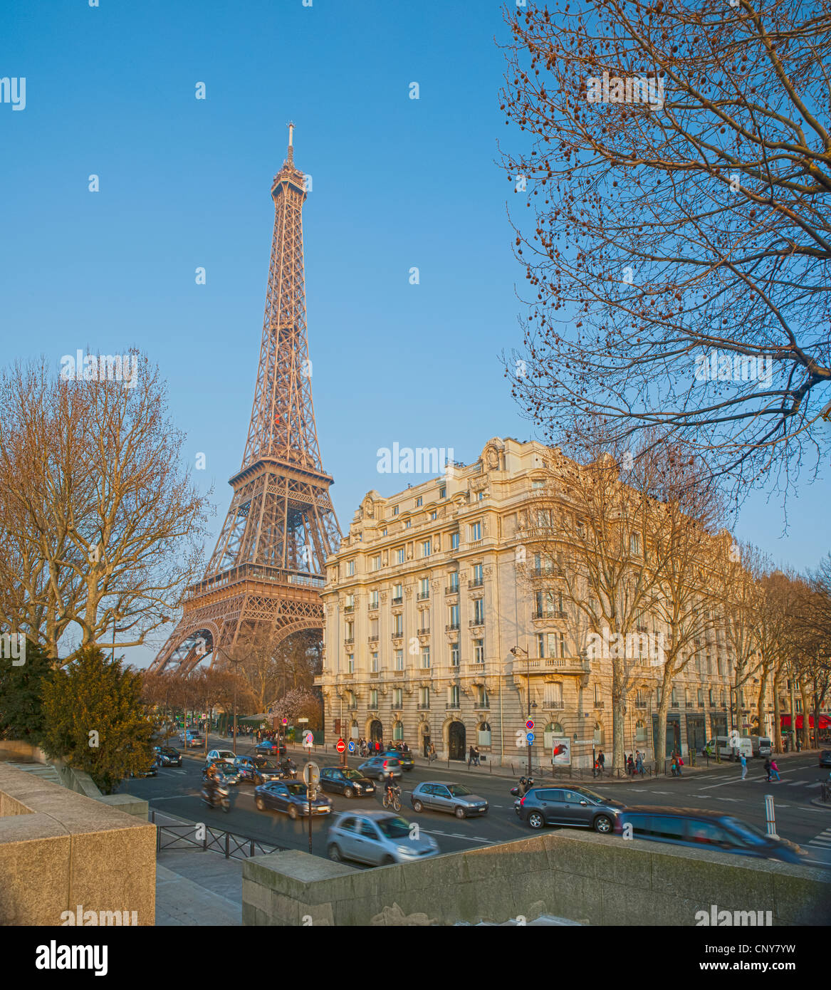 Il Quai Branly e la Torre Eiffel dalla passeggiata sul fiume Senna Foto Stock