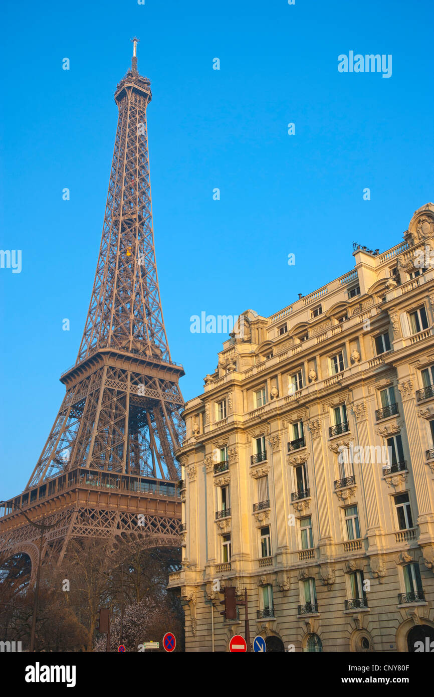 La Torre Eiffel e il palazzo residenziale visto da di Quai Branly Foto Stock