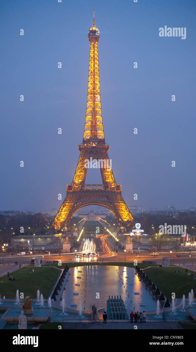 Torre Eiffel visto di notte dall'Esplanade du Trocadero Foto Stock