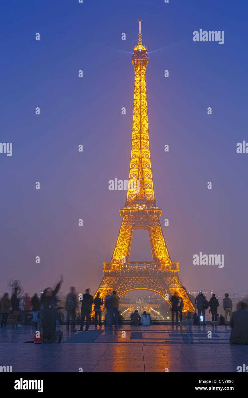 Un fascio di luce dalla Torre Eiffel invita i visitatori a sedersi e godersi lo spettacolo dall'Esplanade du Trocadero Foto Stock