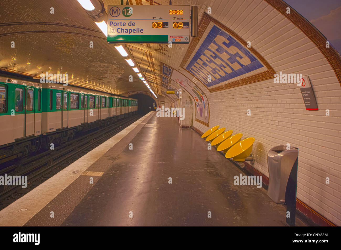 In treno Stazione di Metro Abbesses, Parigi Foto Stock