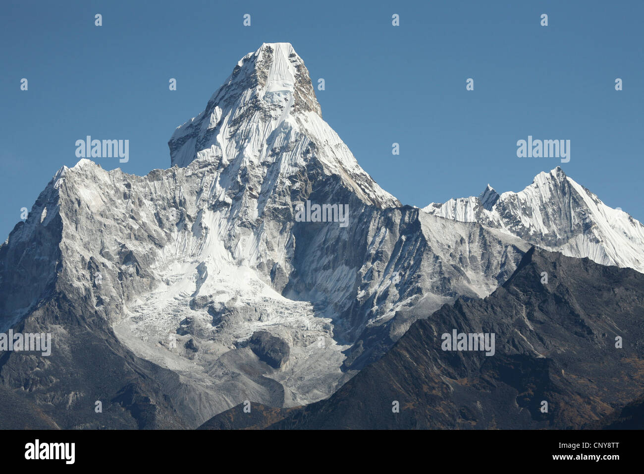 Il monte Ama Dablam (6,812 m) nella regione di Khumbu in Himalaya, Nepal. Vista dal villaggio Khunde. Foto Stock