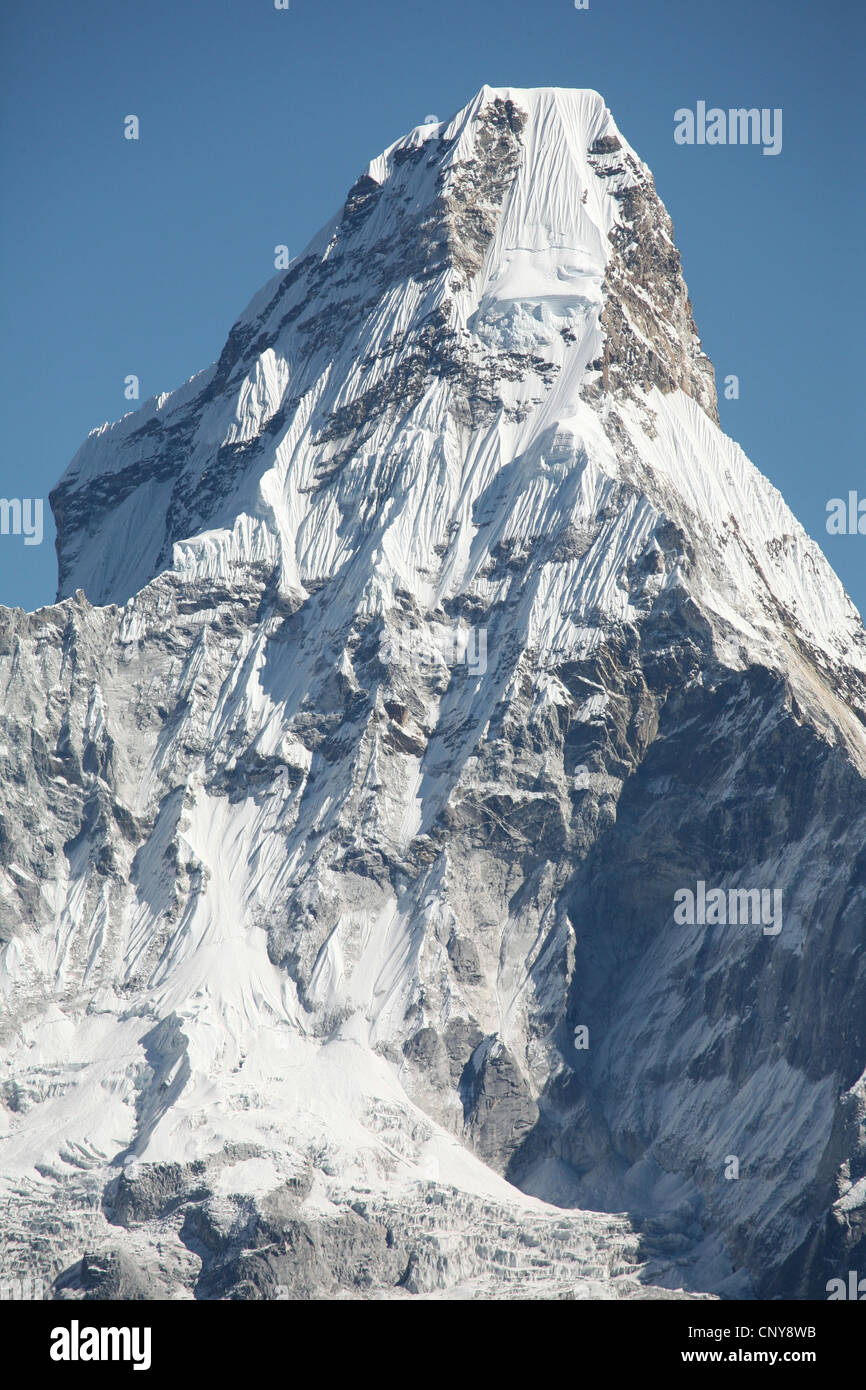 Il monte Ama Dablam (6,812 m) nella regione di Khumbu in Himalaya, Nepal. Vista dal villaggio Khunde. Foto Stock