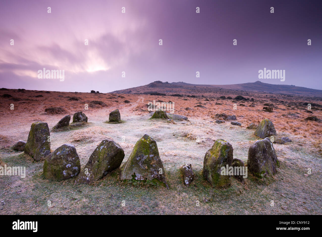 Cerchio di pietra cairn su Dartmoor, noto come entrambi i nove di fanciulle e i diciassette fratelli, Belstone comune, Dartmoor Foto Stock