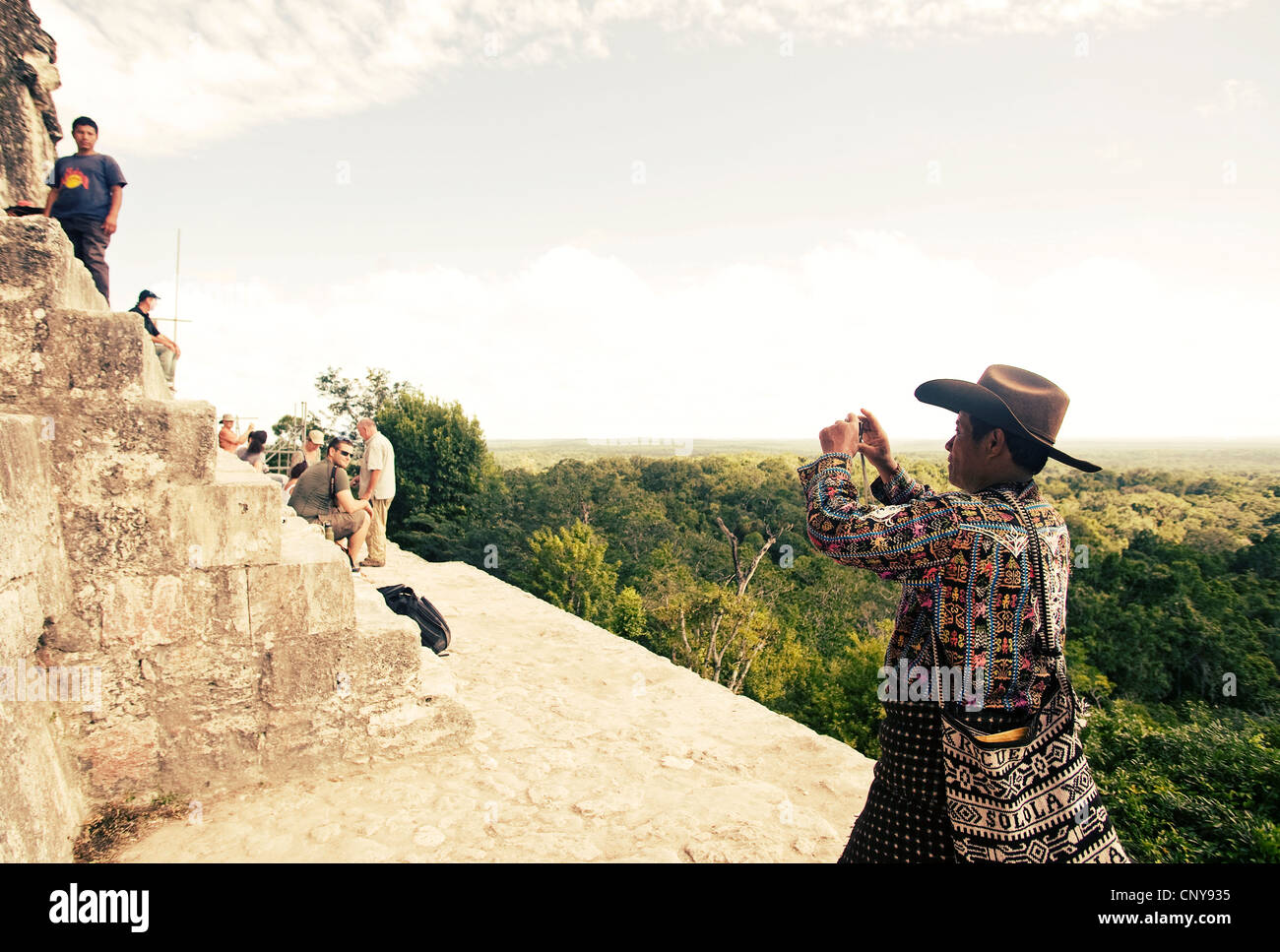 Un uomo Maya scattare fotografie in cima al tempio IV in Tikal Foto Stock