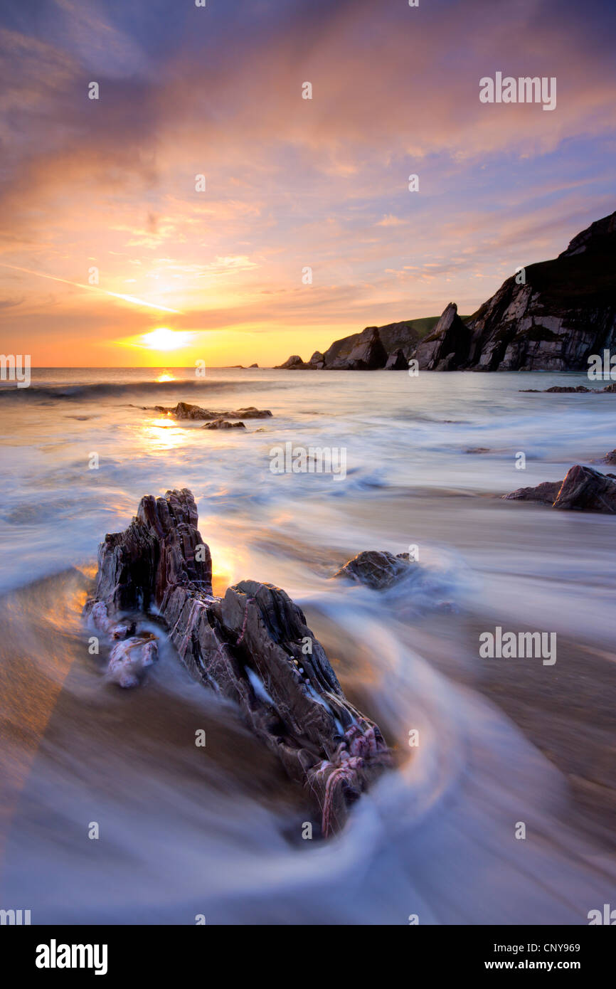 Il pendolamento onde si infrangono sulla spiaggia rocciosa a Westcombe Beach in South Devon, Inghilterra. Febbraio 2009 Foto Stock