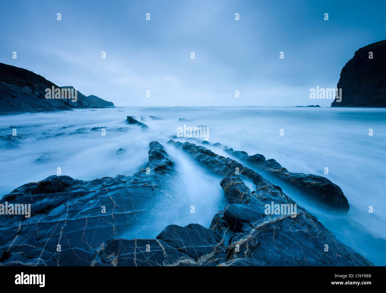 Aspre sponde del Crackington Haven, una grotta in North Cornwall, Inghilterra. Inverno (Marzo) 2009 Foto Stock