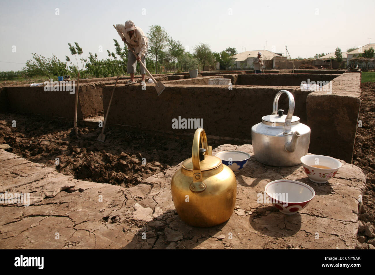 Lavoratori uzbeko costruire una nuova casa di abitazione nei pressi di Khiva, Uzbekistan. Foto Stock