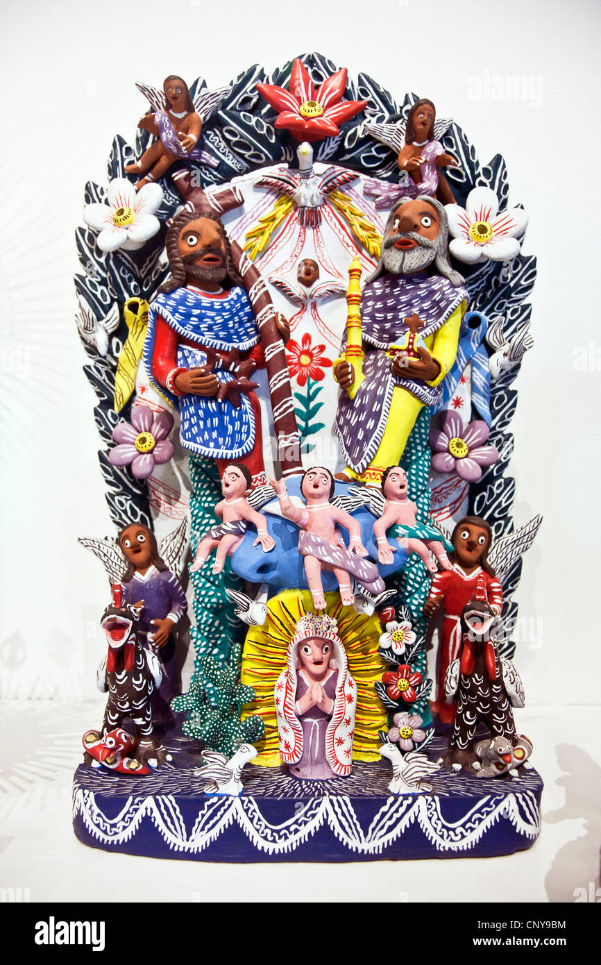 Affascinante vivacemente colorate di argilla policroma arte folcloristica a rilievo della Divina Provvidenza visualizzati nel Museo de Arte Popolare Città Del Messico Foto Stock